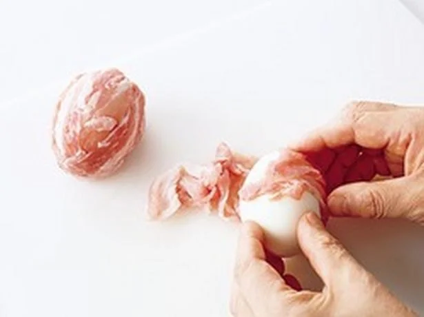 卵1個につき、豚こま切れ肉1/4量を少しずつ重ねながら、全体をおおうように巻きつける