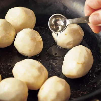 油分をからめてあとは”蒸し煮”