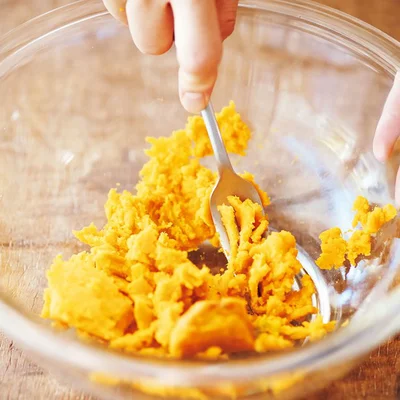 レンジで加熱し、熱いうちにフォークなどで潰す