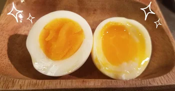 左が半熟で右が半生のゆで卵です