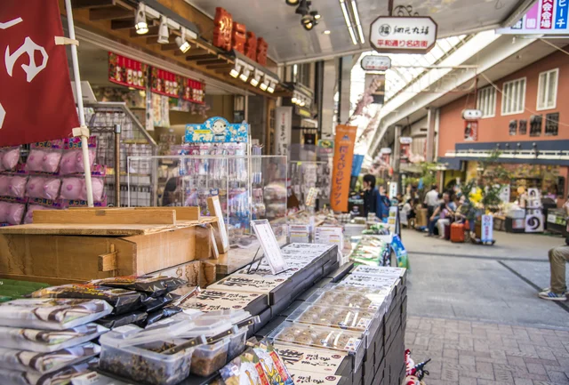 おみやげ代が数万円！旅先で爆買いする夫。渋る私はケチなの？【お悩み相談】