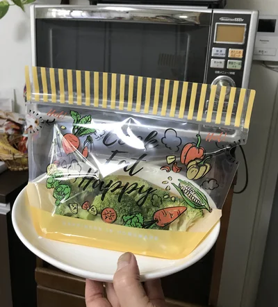 ジッパーをしっかり閉め、耐熱皿に乗せたら電子レンジへ