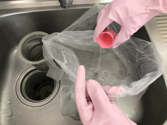 【写真を見る】ビニール袋に漂白剤液をつくる