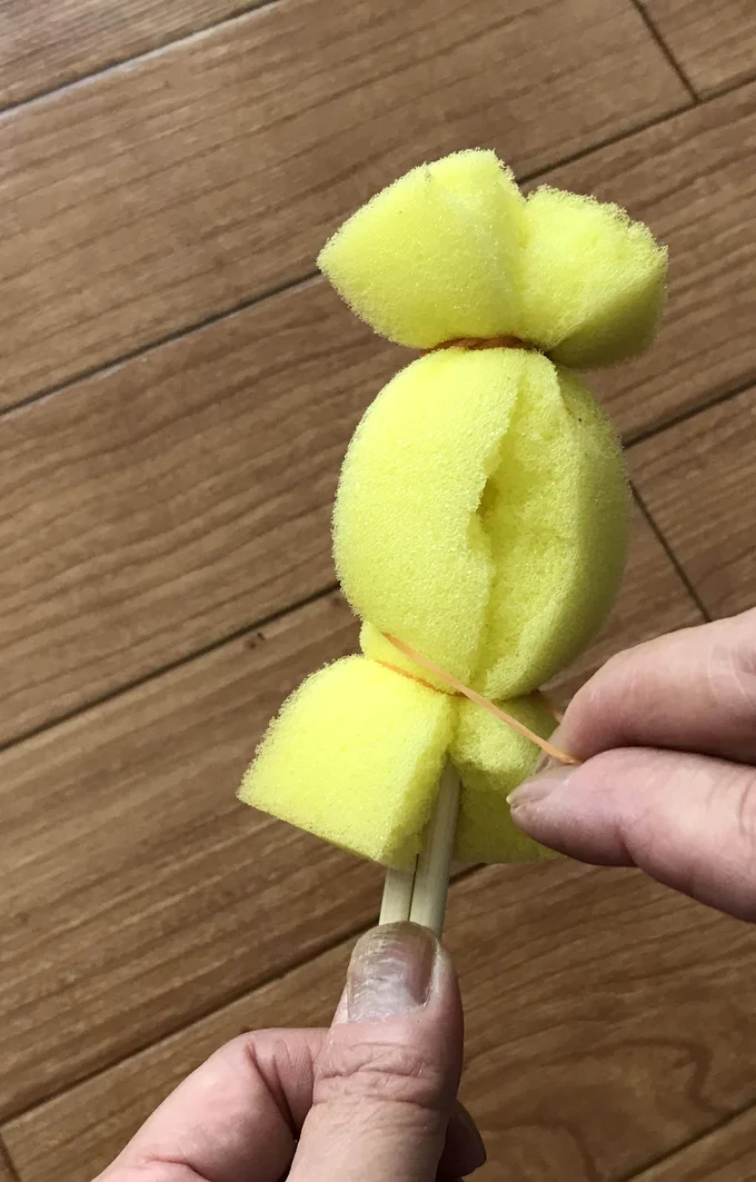 割り箸スポンジ作成プロセス2:割り箸にスポンジを巻きつける