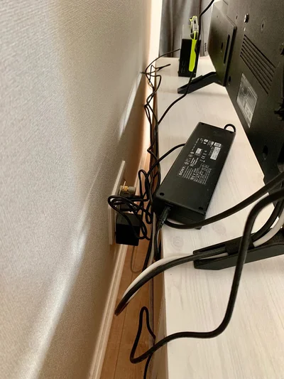 ごちゃつきがちなテレビ裏の配線…