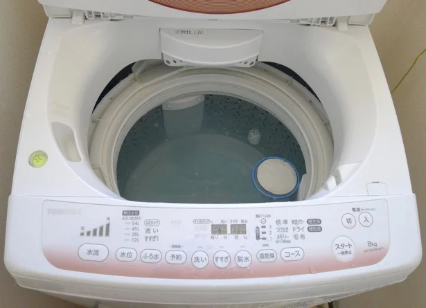 しばらく放置すると洗濯槽の水がにごってきました。やっぱり付け置きが効果抜群!
