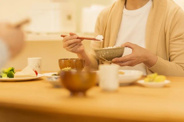 料理も歯磨きも一緒… 朝から晩まで私のそばを離れない母に疲れ切っています【お悩み相談】