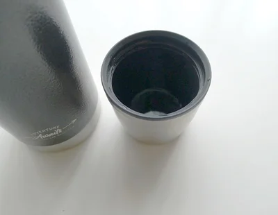 外出先では、このキャップが役に立ちます。手のひらサイズでも1杯飲むとじんわり体が温まります