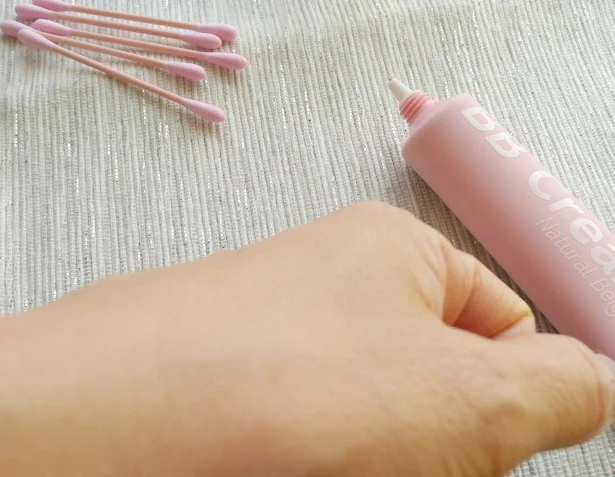 付けた後にクリームを肌になじませると、柔らかいベージュの肌質に変わりました!
