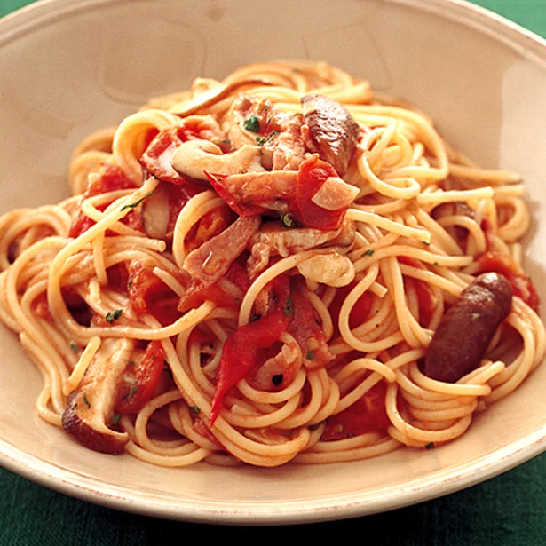 「きのことベーコンのトマトソースパスタ」