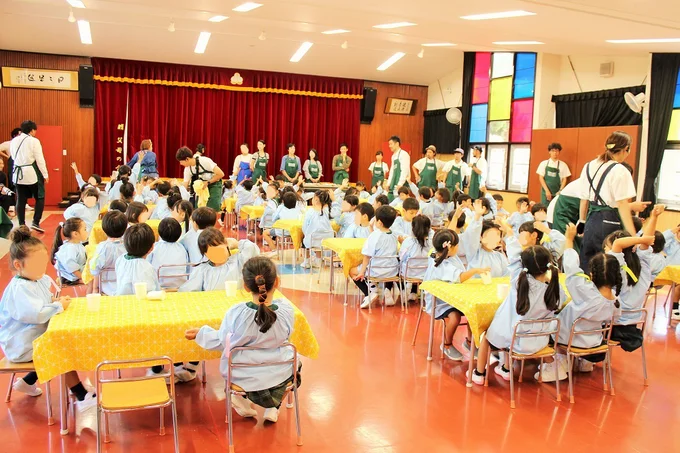 幼稚園での試食会の様子