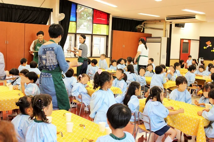 試食する子どもたち