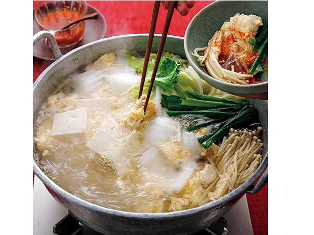 白菜、豆腐、えのきたけ…と、材料自体は和風の鍋とほぼ同じ。いつもの鍋に飽きたら、チムチュム鍋にしてみては?