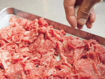 牛肉に塩をふって下味をつけておくと、味にアクセントがつく。手でよくもみ込めば、時間はおかなくてOK
