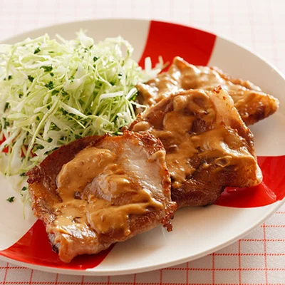 ふんわりした豚肉が絶品！「豚のたたみ焼き みそチーズソース」