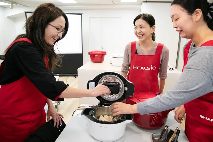 「食材を順番に入れるだけだから簡単でしょう?」「鶏手羽元がどれだけやわらかくなるのか楽しみです!」