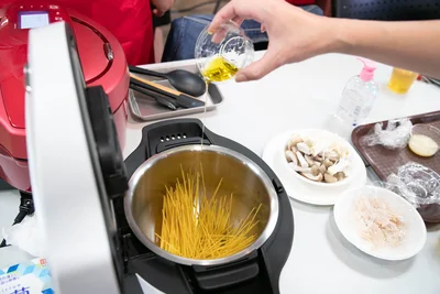 あらかじめオリーブ油と水を加えておけば、パスタ料理もほったらかしでOK！