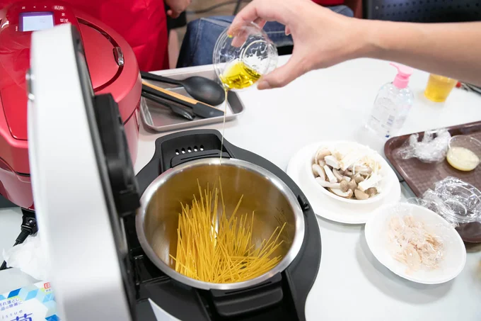 あらかじめオリーブ油と水を加えておけば、パスタ料理もほったらかしでOK!