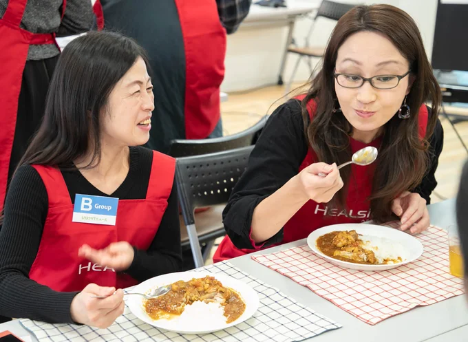 「鶏手羽元がホロッと崩れる～！」「野菜のうまみがギュッと凝縮されてて、おいし～い！」