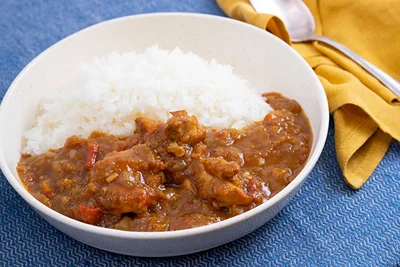 野菜と鶏のうまみがギュッと詰まった「チキンと野菜のカレー（無水カレー）」