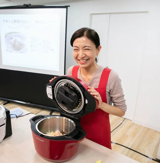 「チキンと野菜のカレー（無水カレー）」の作り方を実演する野川さん