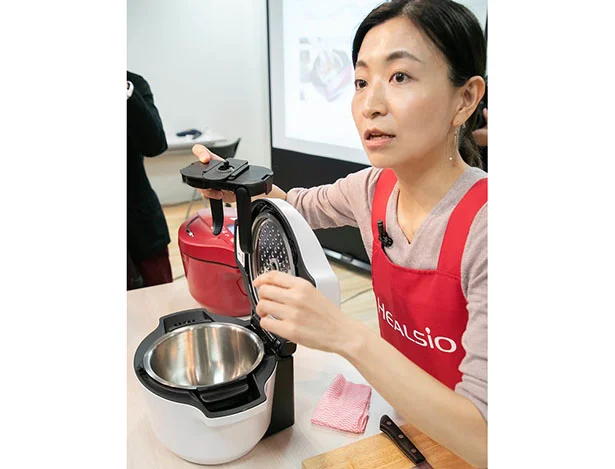 「ふたの内側についている、この〝まぜ技ユニット〟がすごいんです!」と野川さん
