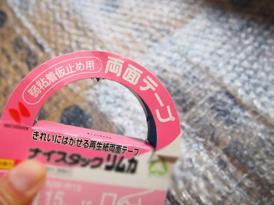 両面テープで窓に貼っていきます