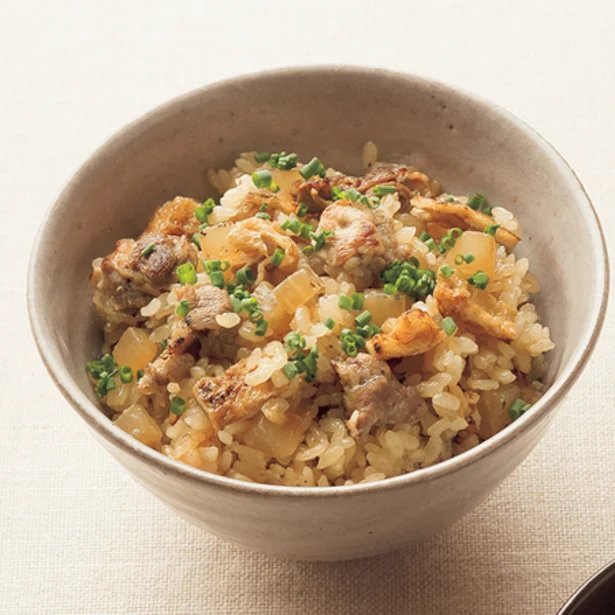 ねぎを散らしていただく「大根と油揚げの炊き込みご飯」