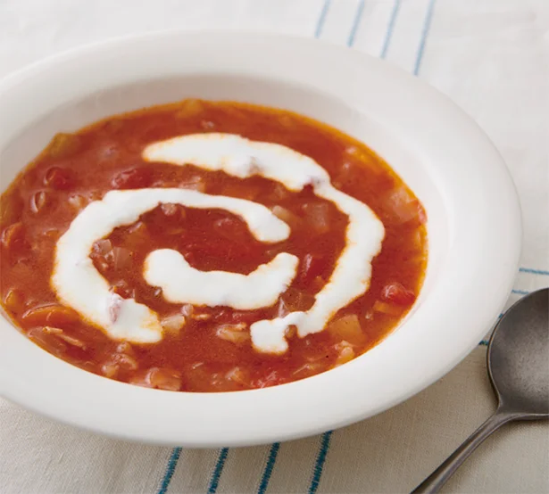 スープにトマトを使い、 ヨーグルトを合わせたミネストローネ