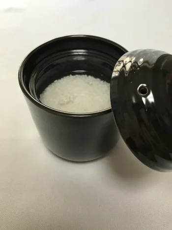 お米と水を入れたら、ふたをして約30分吸水させる