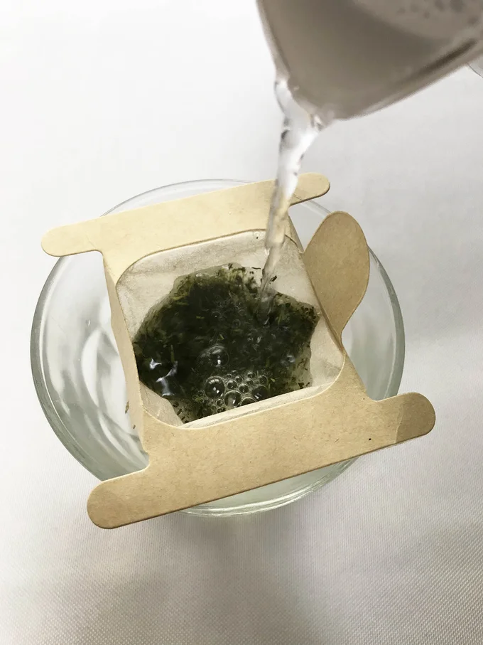 茶葉1人分を入れて、お湯を注ぐ