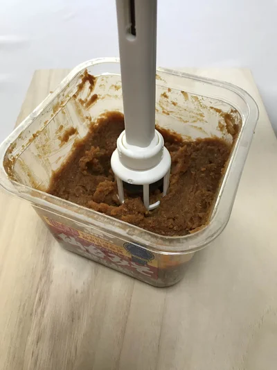 茶色のバー(中パーツ)にみそがつくまでズボッと差し入れる