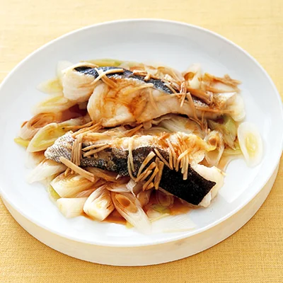 長ねぎと一緒にたらを味わう「白身魚の中華蒸し」