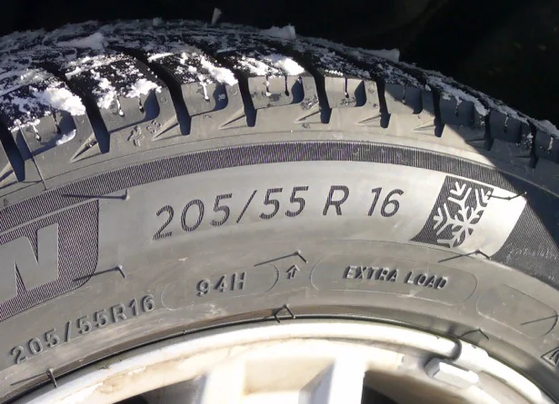 タイヤの側面に書いてある番号（私の場合は「205　55　R16」）を伝えます
