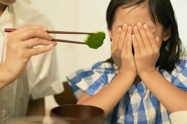 ごはんを食べるのが遅すぎる娘に毎日イライラしてしまいます【小川大介先生の子育てよろず相談室】