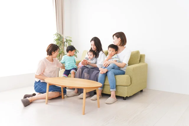 なぜうちの家でだけお菓子を食べこぼすの…？ ママ友に対してモヤモヤしています【お悩み相談】