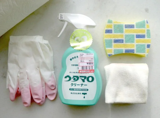 洗剤のほかにゴム手袋やキッチンペーパーがあると、とても便利ですよ