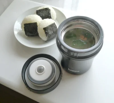 簡単な具なしのおにぎりでも、お味噌汁があるとおいしさがアップします