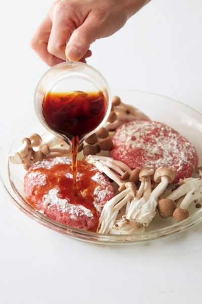 たねに煮汁をかける