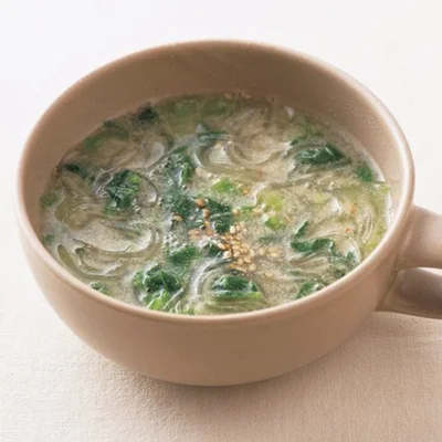 はるさめと小松菜を同時に味わえる「小松菜のごまスープ」