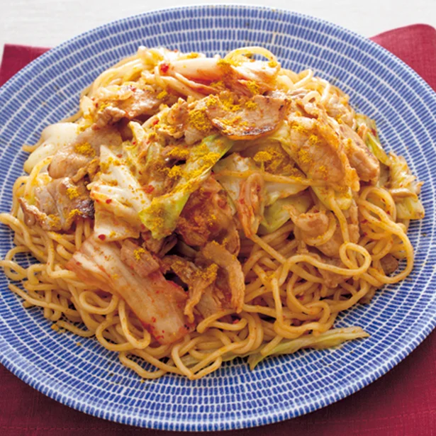 辛さのポイントはカレー粉!「豚キムチ焼きそば」