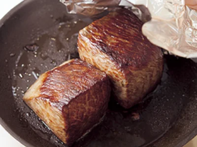牛肉の表面を焼いたらアルミホイルをかぶせ、余熱で火を入れる