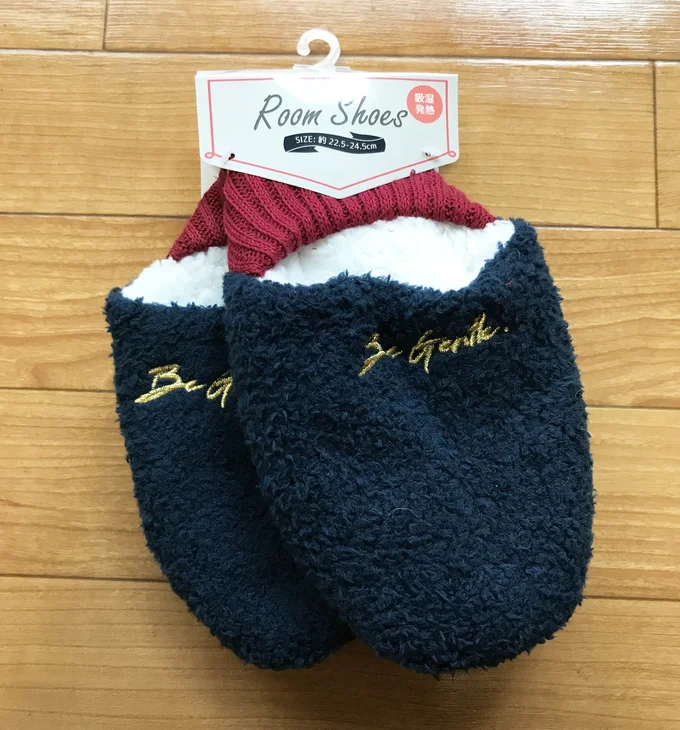 もふもふビジュアルがいかにもあったかそうなルームシュ-ズ