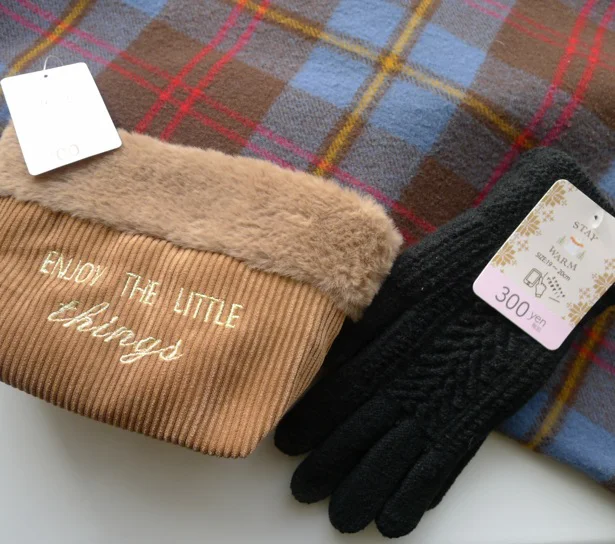 【画像を見る】コーデュロイのポーチと手編み風の手袋をゲットしちゃいました。なんと2つで600円です
