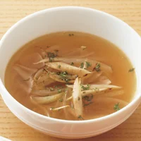 食べすぎて胃腸が疲れたときに! 優しい味わいの「根菜コンソメスープ」5選