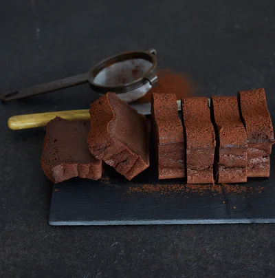 【画像を見る】オーブンに入れるまで5分！　生チョコ食感のケーキも作れちゃう