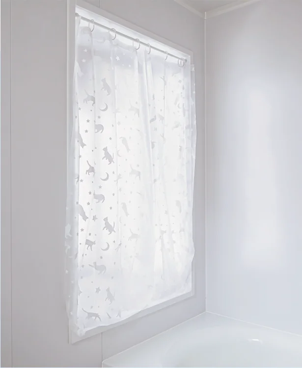 浴室の窓は「シャワーカーテン」で覆い、冷気を伝えにくくする！