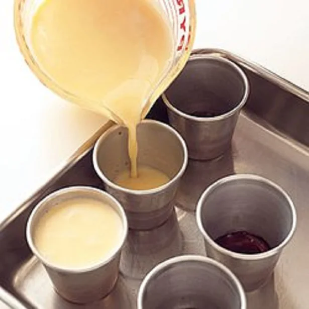 プリン液を型に注ぐときには、プリン液を計量カップに入れると注ぎやすい 