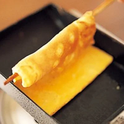 菜箸1本を卵焼きの中央下に通してから返すと、くっつかず、破れずに返しやすい