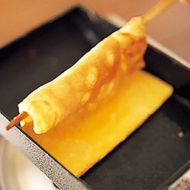 菜箸1本を卵焼きの中央下に通してから返すと、くっつかず、破れずに返しやすい